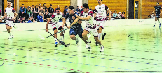 Der Vorsprung war nur temporär: Maurus Pedersen setzt sich gegen die Sarganser Abwehr durch und erzielt das 1:0 für Lok Reinach. (Bild: Roland Jaus)