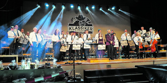 Die Musikgesellschaft Teufenthal-Unterkulm sorgte mit ihrem Mix aus alten und neuen Liedern für ein tolles Konzert. (Bilder: mek)