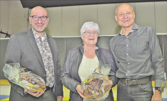 Abschied aus dem Zetzwiler Gemeinderat: Gemeindeammann Daniel Heggli (rechts) verabschiedete Lilo Henkel und Vizeammann Claudio Zanatta aus dem Gremium. (Bild: wr.)
