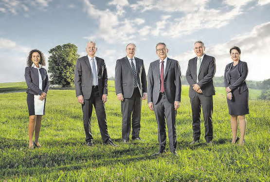 Das offizielle Regierungsratsbild (v.l.): Staatsschreiberin Vincenza Trivigno, Regierungsrat Stephan Attiger, Landstatthalter Dr. Markus Dieth, Landammann Dr. Urs Hofmann, Regierungsrat Alex Hürzeler und Regierungsrätin Franziska Roth. (Bilder: zVg.)