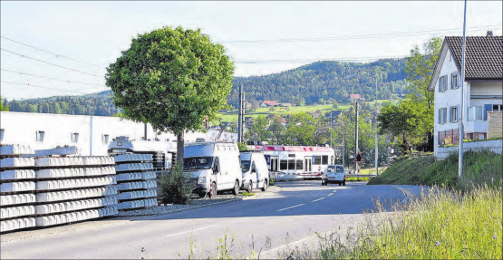Bahnübergang «Angel» gesperrt: Ab Freitag, 20. Mai, 21 Uhr bis am frühen Montagmorgen, 23. Mai. Es verkehren Bahnersatzbusse. (Bild: mars.)