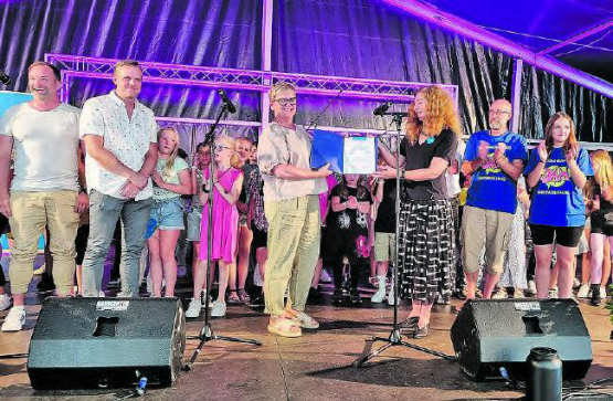 Unicef-Label: Ami Keller-Gerber (r.) übergibt Vizeammann Gertrud Jost das Zertifikat, beobachtet mitunter von Vertretern der Jugendarbeit Muhen