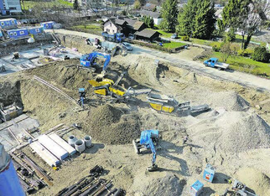 Brech- und Siebanlage zur Materialaufbereitung im Einsatz. (Bild: zVg.)