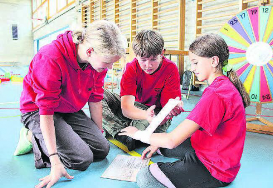 Aktives Lernen: Ein Handgelenk bandagieren? Für die jungen Samariter ist das kein Problem. (Bilder: grh)