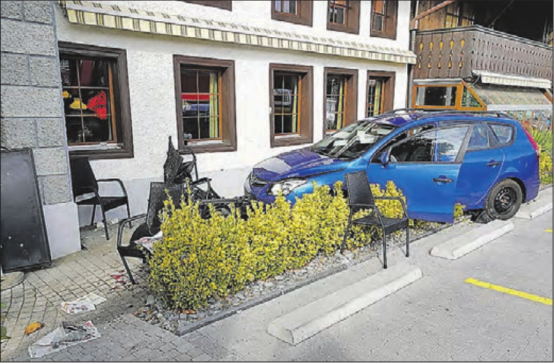 In Unterkulm ereignete sich ein Unfall mit Sachschaden und zwei Verletzten: Auch die Gartenwirtschaft des Restaurant Kafichanne wurde in Mitleidenschaft gezogen. (Bild: pz.)