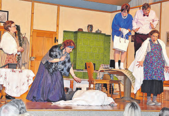 Der Spuk ist vorbei: Die Geisterjägerin geht dem Phänomen auf die Spur – «Im Meischter sini Geischter», gespielt von der Spiel- und Theatergruppe Bottenwil. (Bild: aw.)
