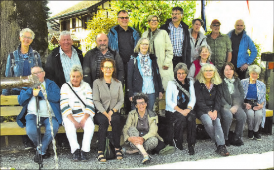 Gruppenbild am Dorfbrunnen: Einzelne Haare zwar leicht ergraut oder allenfalls ein bisschen schütter geworden, aber insgesamt sind alle noch recht buschper. (Bilder: st.)