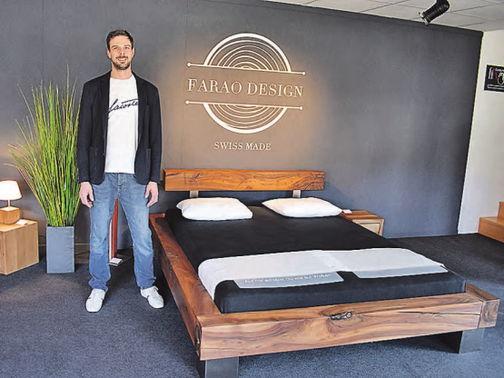 Schmuckstücke und Kunstwerke aus Holz: Fabian Huber verarbeitet Schweizer Massivholz zu originellen Möbelstücken. (Bilder: hg.)