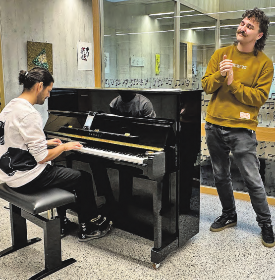 Malerei und Musik: Kasimir Hirt (Gesang) und Lucas Castro (Klavier) begeisterten das Publikum an der Vernissage. (Bild: zVg).