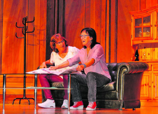 Zwei Frauen, eine Idee: Ursula und Silvia wollen sich mit dem «gemieteten» Angelo das Leben verschönern. (Bilder: grh)