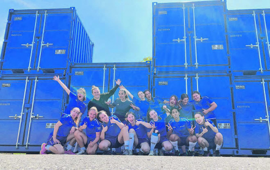 Warten noch auf den ersten Sieg: Das neu zusammengesetzte U21-Team der Lok-Reinach-Juniorinnen spielte am Lejon Cup in Konolfingen (Bild: zVg.)