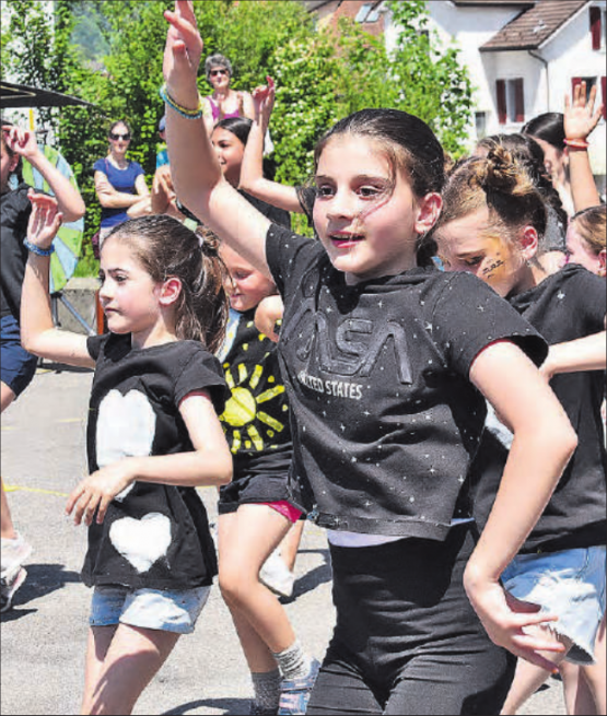 Mit tollen Tanz- und Akrobatikeinlagen bereicherten die Schüler die Feierlichkeiten zur Einweihung des neuen Robinson Spielplatzes. (Bilder: hg.)