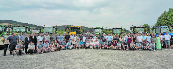 Fuhren mit geschmückten Traktoren vor: Die angehenden Landwirte und Agrarpraktiker. (Bilder: zVg.)