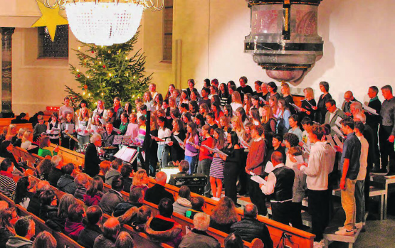 Wahrer Vorweihnachtsmoment: Der Chor der Oberstufe, Lehrpersonen und viele freiwillig singende Schülerinnen und Schüler brachten unter der Leitung von Francesco Bettamin und Albin Stöckli ein wunderbares Adventskonzert zu Gehör. (Bild: grh)