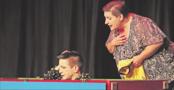 Nina Dimitri (l.) und Silvana Gargiulos in «Il disastro»: Uneinigkeit und Verdrossenheit wandelten sich auf einen Schlag in sprachliche und menschliche Herausforderungen. (Bild: rc.)