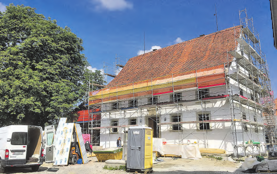 Rege Bautätigkeit auch in Hallwil. Bereits in wenigen Wochen sollen die neun Wohnungen im Jahr 1797 erbauten und nun renovierten Haus «Herti» bezugsbereit sein. (Bilder: ru.)