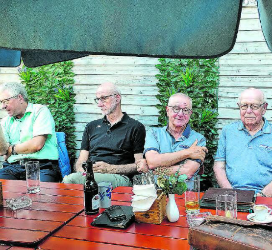 Ruedi Schlapbach (rechts) und Martin Heiz (2.v.rechts) genossen den geselligen Austausch mit den interessierten Zuhörerinnen und Zuhörern. (Bild: zVg.)