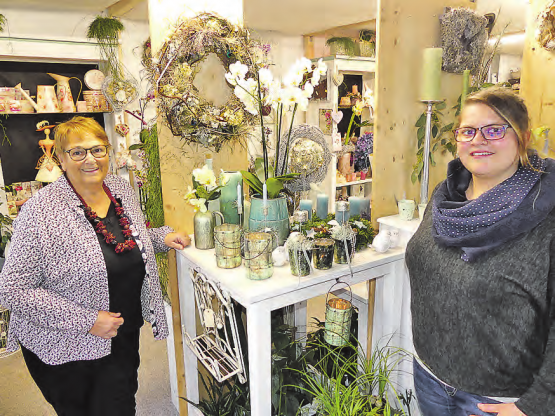 «Wintertraum»: (v.li.) Erika Roth und Nadja Müller präsentieren im Laden in Oberkulm ihre Adventskreationen. (Bild: moha.)