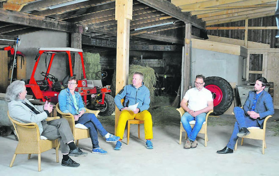 Trinkwasser- und Pestizidinitiative – Argumente der Befürworter und Gegner (v.l.): Philipp Sicher (Pro), Priska Wismer-Felder (Contra), Oliver Kuhn (Moderation), Richard Stadelmann (Pro), Hanspeter Renggli (Contra). (Bild: mla.)