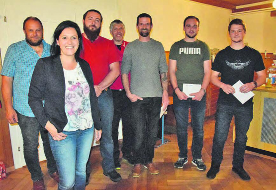 Beförderungen: Neben Markus Bolliger (Gemeinderat Schlossrued) und Marliese Loosli (v.l.) Axel Wittlin, Jösu Rast, Stefan Hofmann und Lucas Borghi, im Hintergrund Kommandant Ueli Sommerhalder. (Bilder: st.)