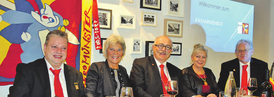 Sie führten durch das Katharinenbot: (v.li.) Josef Sidler, Verena Neziri, Richard Joos, Zunftweibelin Bea Bernet und Adrian Bläuenstein. (Bilder: Te.)