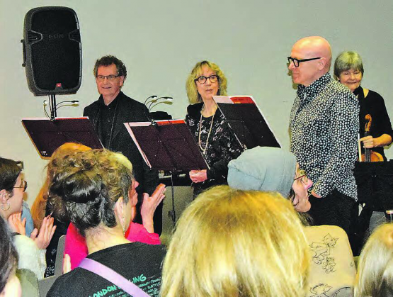 Die drei Sprecher, vl.: Kurt Leuenberger, Uschi Aeschbach und Markus Kirchhofer, nach erfolgter Aufführung.