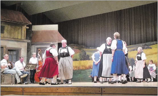 Die Volkstänze der Trachtengruppe Meisterschwanden erfeute die Gäste in der Mehrzweckhalle. (Bild: hh.)