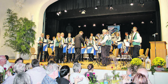 Von Barock bis Neue Deutsche Welle: Die Musikgesellschaft begeisterte mit ihrem vielseitigen Programm alle Generationen im Löwensaal gleichermassen . (Bilder: grh)