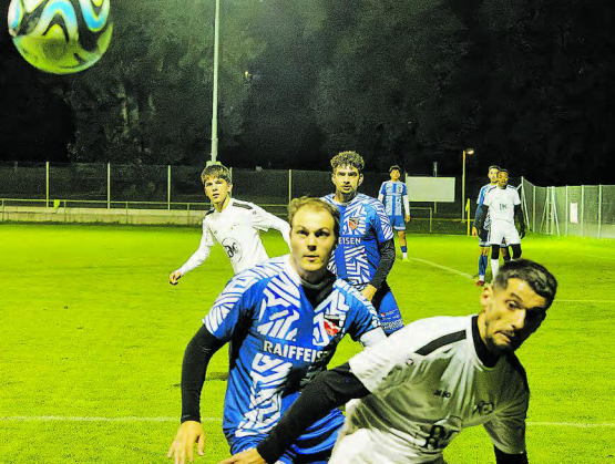 David gegen Goliath: Der FC Menzo Reinach (in Weiss) hatte gegen Schönenwerd-Niedergösgen das Nachsehen. (Bild: Roland Jaus)
