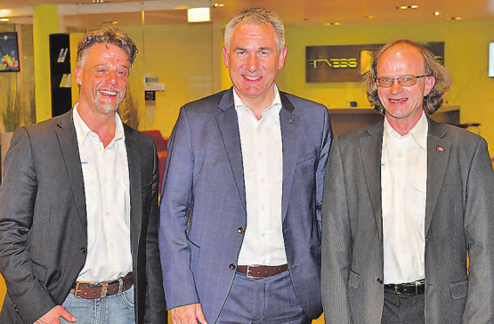 Prominenter Besuch an der Generalversammlung der Sportjournalisten: der Aargauer Landammann und Sportminister Alex Hürzeler, flankiert von Alexander Wagner (l.), Präsident der Vereinigung der Aargauer Sportjournalisten (VASJ) sowie Wolfgang Rytz (r.), Präsident der Jubiläumskommission der VASJ. (Bild: Gerry Frei)