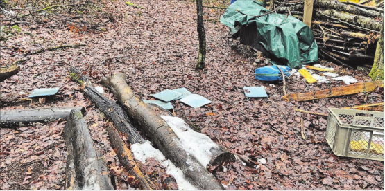 Das Waldsofa der Waldspielgruppe Schnäggehuus in Gränichen wurde Ende Januar mutwillig beschädigt. (Bilder: zVg.)
