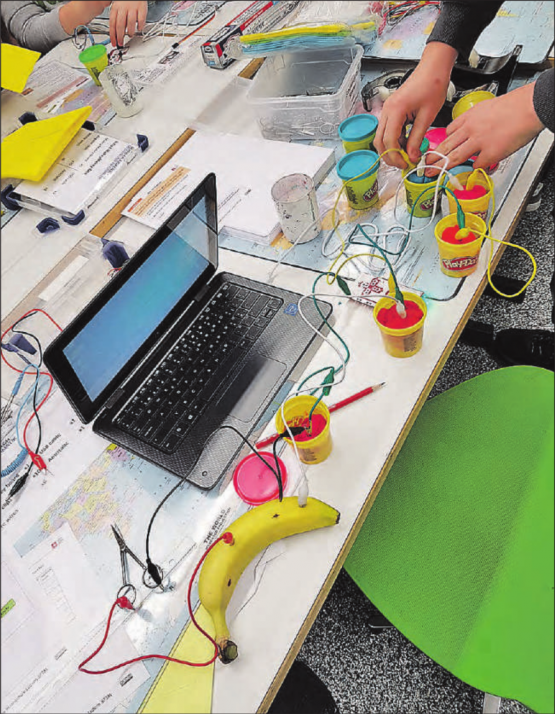So funktioniert das! (Fragen Sie einen Schüler, wenn Sie es nicht verstehen): «Physical Computing» am Beispiel von Leitfähigkeit mit einem «MakeyMakey-Board». (Bild: zVg.)