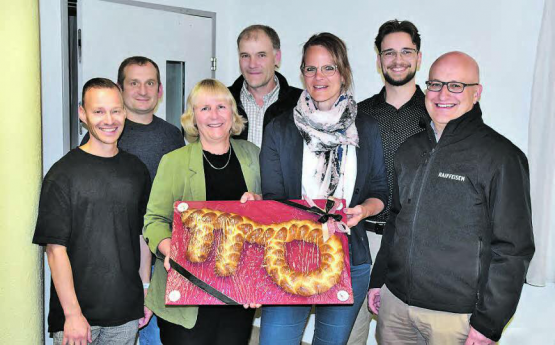 Symbolische Schlüsselübergabe (von links): Gemeindeschreiber Marc Hochuli, Gemeinderat Michel Strub, Vizepräsidentin des Verwaltungsrats Beatrice Neeser, Vizeammann Peter Hochuli, Frau Gemeindeammann Katrin Burgherr, Gemeinderat Nando Suter und der Vorsitzende der Bankleitung, Reto Hauri. (Bild: ran.)