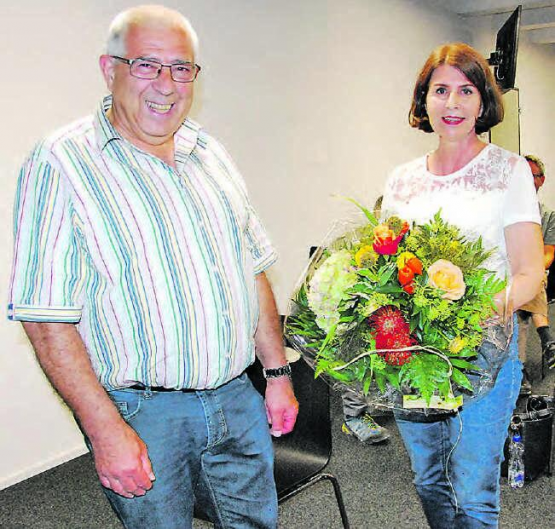 «Wald Aarau-Kulm-Zofingen» neu in Frauenhand: Andres Müller übergibt das Zepter samt Blumenstrauss an die Suhrer Gemeinderätin Carmen Suter.