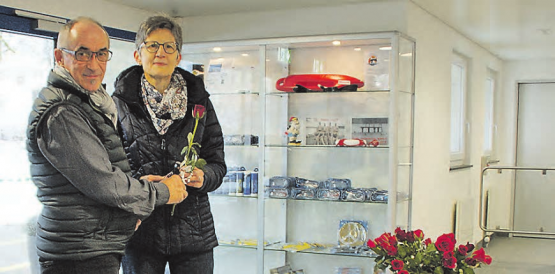 Eröffnung des Hallenbads Menziken: Gemeinderat Hans-Heinrich Leuzinger überreichte den ersten Badegästen eine Rose. (Bild: zVg.)