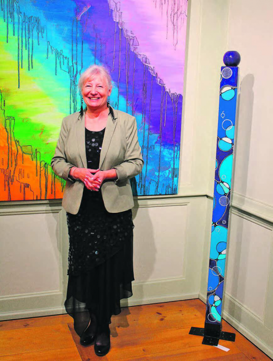 Die Farb- und Figurfacetten von Elvira Schmed erschaffen, faszinierten die Gäste an der Vernissage. (Bilder: grh)