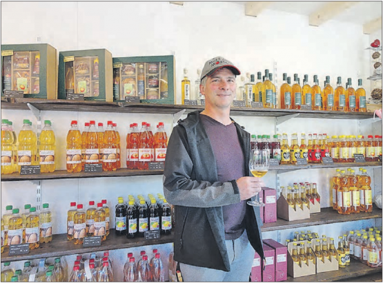 10 Jahre «Hochstamm Seetal»: So lange gibt es die Marke, die dem Hochstamm-Obstbau im Seetal eine neue Perspektive gab. Adrian Muff in seiner Mosterei in Römerswil vor diversen Prdukten mit diesem Label. (Bild: zVg.)