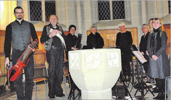 Ein seltener Anblick: Gämshörner sind bis heute den wenigsten der Zuhörer begegnet. Die Mitspielenden von Christa Hunziker (re.) beherrschen die Instrumente perfekt. (Bilder: st.)