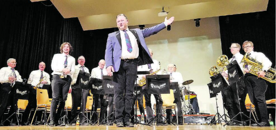 Dirigent Didi Würgler und die Musikgesellschaft Gontenschwil sorgten für einen vergnüglichen Abend. (Bilder: rms.)