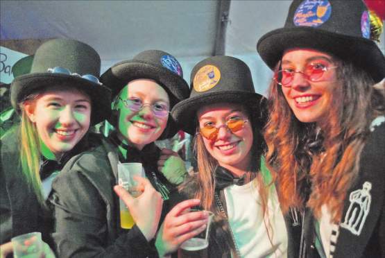 Ausgelassene Fasnachtsstimmung am BTS-Ball in Schwarzenbach: Die Fasnachtsfreude ist ihnen ins Gesicht geschrieben... (Bilder: kho.)