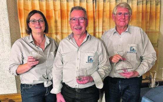 Die Erstplatzierten der Jahresmeisterschaft 2023 (v.l.): Manuela Hintermann (3.), Andreas Baumgartner (1.) und Kurt Haller (2.) (Bild: zVg.)