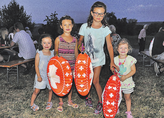 Diese Kinder wussten sich zu helfen und rüsteten die Lampions auf Batteriebetrieb um. (Bilder: René Mattli)