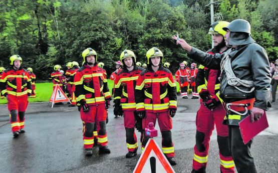 Als Einsatzleiter: Nach seinem Debut als Strahlrohführer war er hier schon eine Stufe weiter und konnte wieder Befehle erteilen. (Bilder: st.)