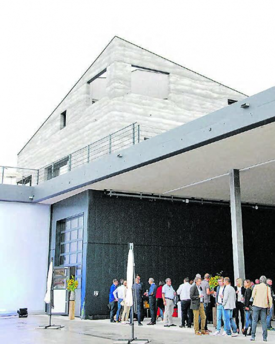 Der «Leuchtturm von Staffelbach»: Die Fassade des Büro- und Wohntrakts wurde mit einem ganz speziellen Fassadenmaterial versehen – aus Beton notabene. (Bilder: st.)