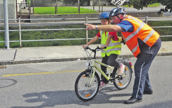 So wird’s gemacht: Fahrrad-Unterricht mit Verkehrsinstruktors Beat Lüthi von der Regionalpolizei aargauSüd. (Bild: pd.)