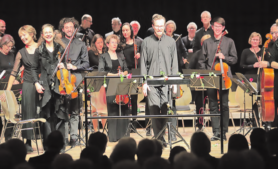Viel Applaus für ein eingespieltes Orchester: Dirigent Manuel Oswald, Konzertmeisterin Leandra Wolf und mit ihnen fast 40 Musiker bedanken sich bei einem grossen Publikum. (Bilder: Remo Conoci)