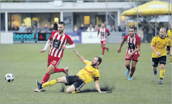 Erneut wird eine Offensivaktion des FC Suhr unterbunden: Armin Züllig spitzelt den Ball vor dem heran eilenden Noaim Bayazi weg. (Bilder: Remo Conoci)