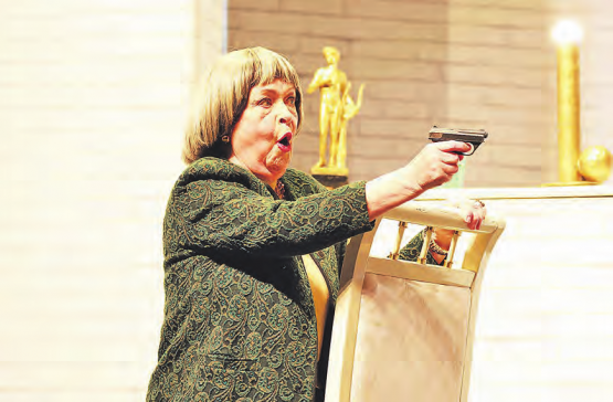 «Oma» Nika, genannt Oma (Katrin Martin), hat die Pistole, respektiv die Situation immer fest im Griff.