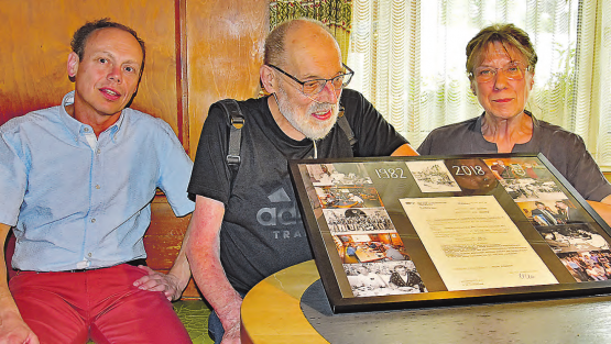 Schwelgten in Erinnerungen: Kurt und Annette Steffen, das langjährige Wirtepaar im Restaurant Moosersäge in Wiliberg, betrachten die von Gemeindeammann Patric Jakob überreichte Fotokollektion. (Bild aw.)