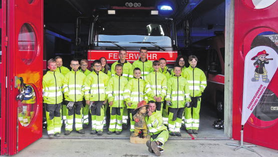 Jugendfeuerwehr Mittleres Wynental: Vor dem Feuerwehrmagazin in Unterkulm.